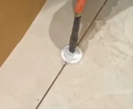 石狮瓷砖空鼓维修公司专业解答瓷砖在铺贴过程中，如果没有涂抹均匀到位的粘结材料（如水泥砂浆或瓷砖胶），可能会导致以下问题