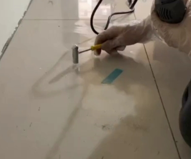 石狮瓷砖开裂维修公司专业分享瓷砖在铺贴前如果没有沥干水分，将会导致以下问题
